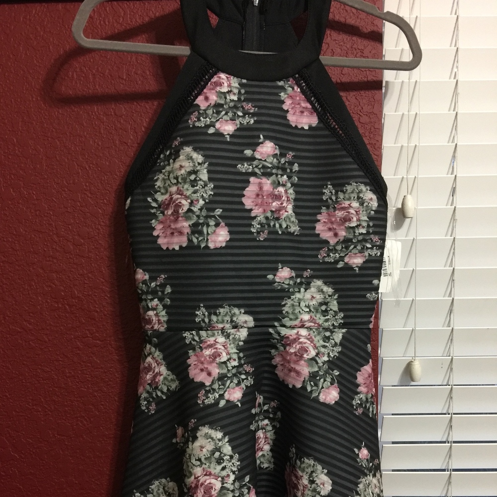 FLORAL SUMMER DRESS - SIZE S - NEW